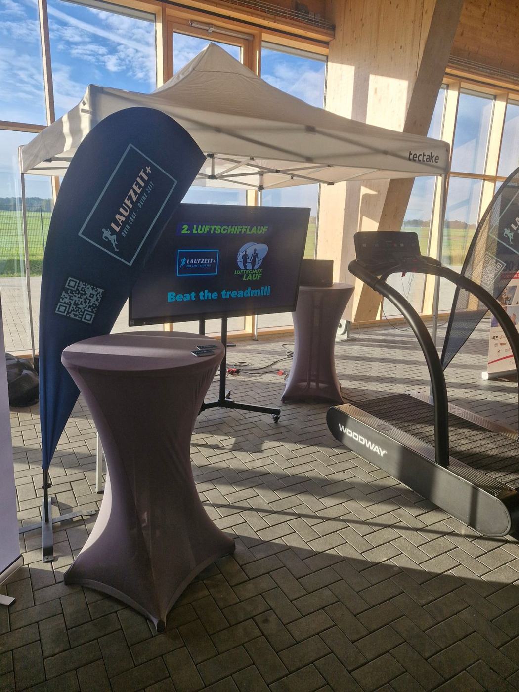 Laufzeit+ Stand mit Beachflag, Bildschirm und Laufband