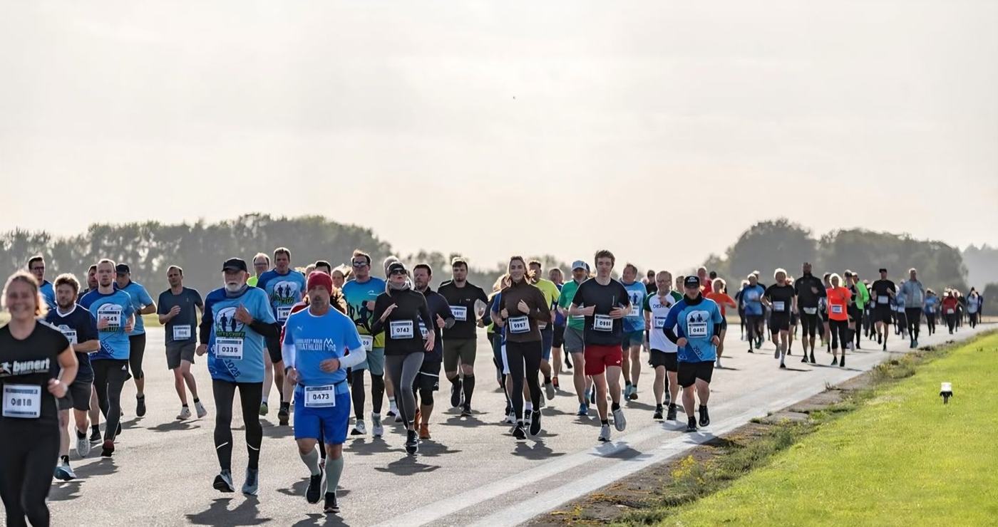 Läuferfeld auf der Start- und Landebahn des Flughafens